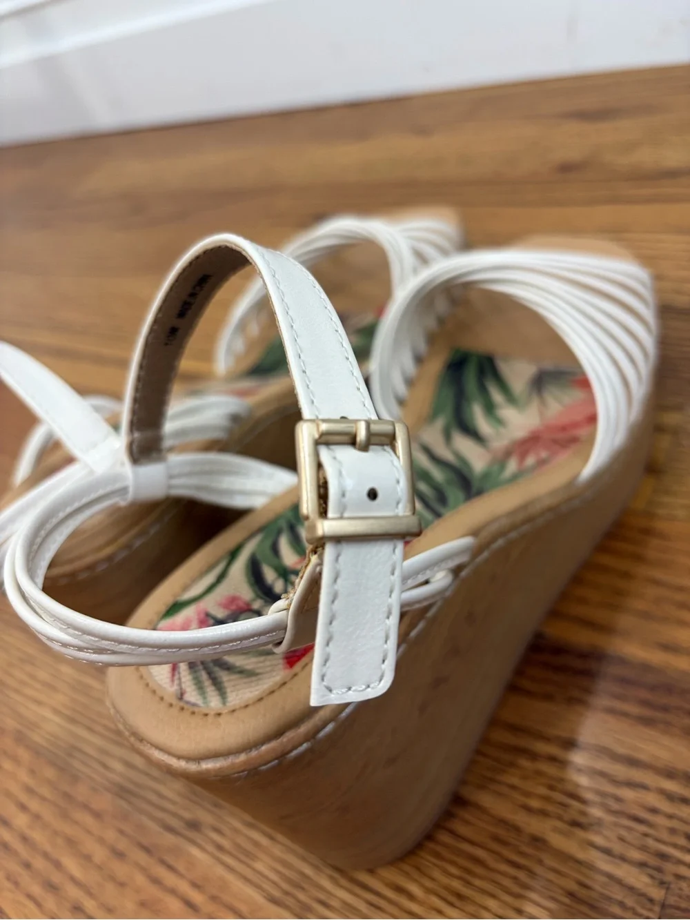 NWOB b.ø.c. Catalina White Wedge Sandals (10)